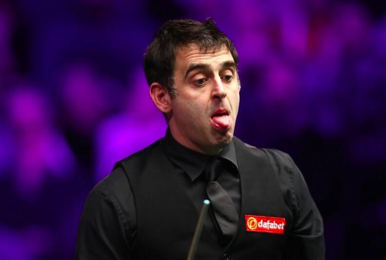 拥抱庆祝的 拥抱庆祝的